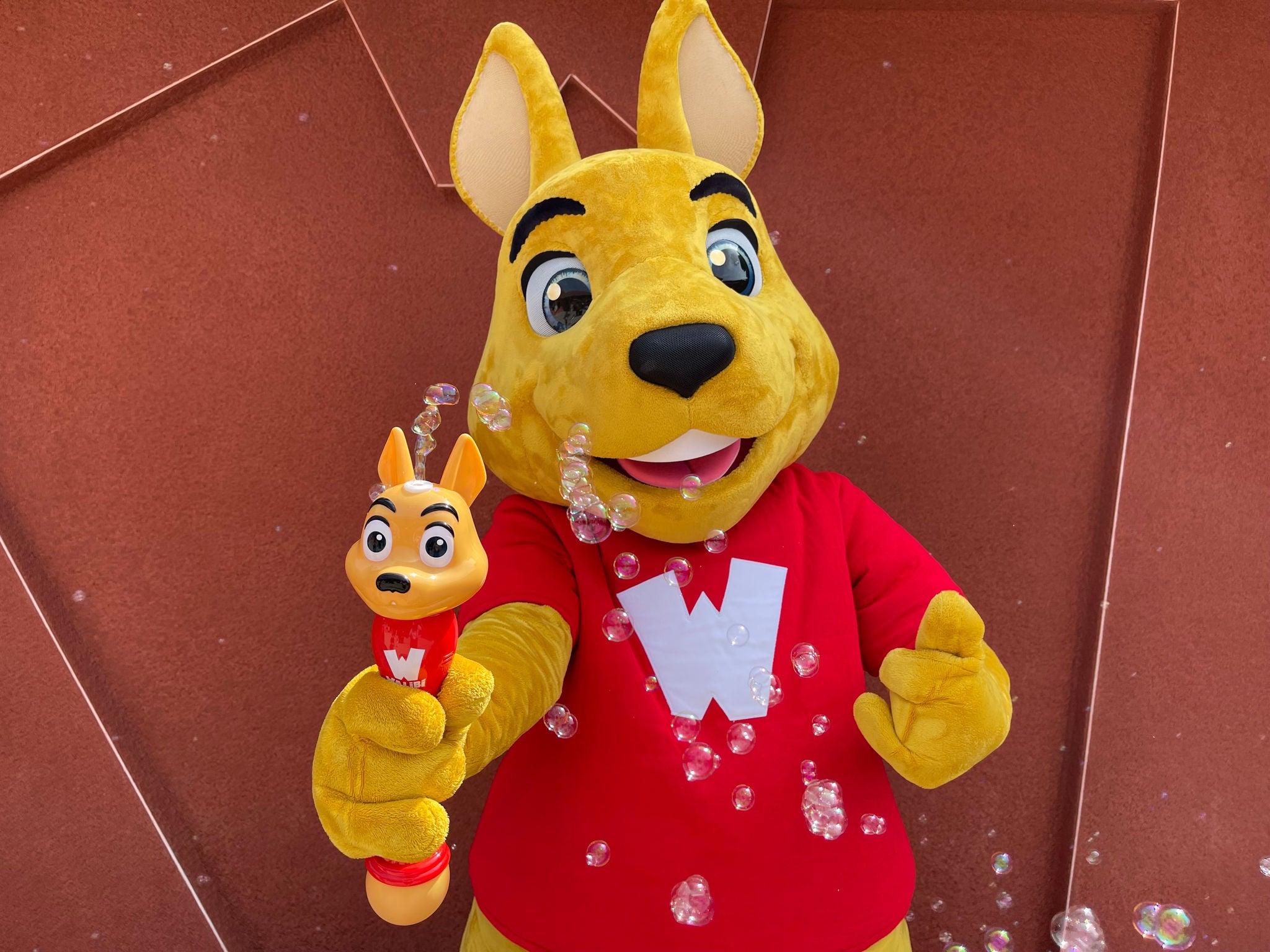 mascotte walibi avec son distributeur de bulles