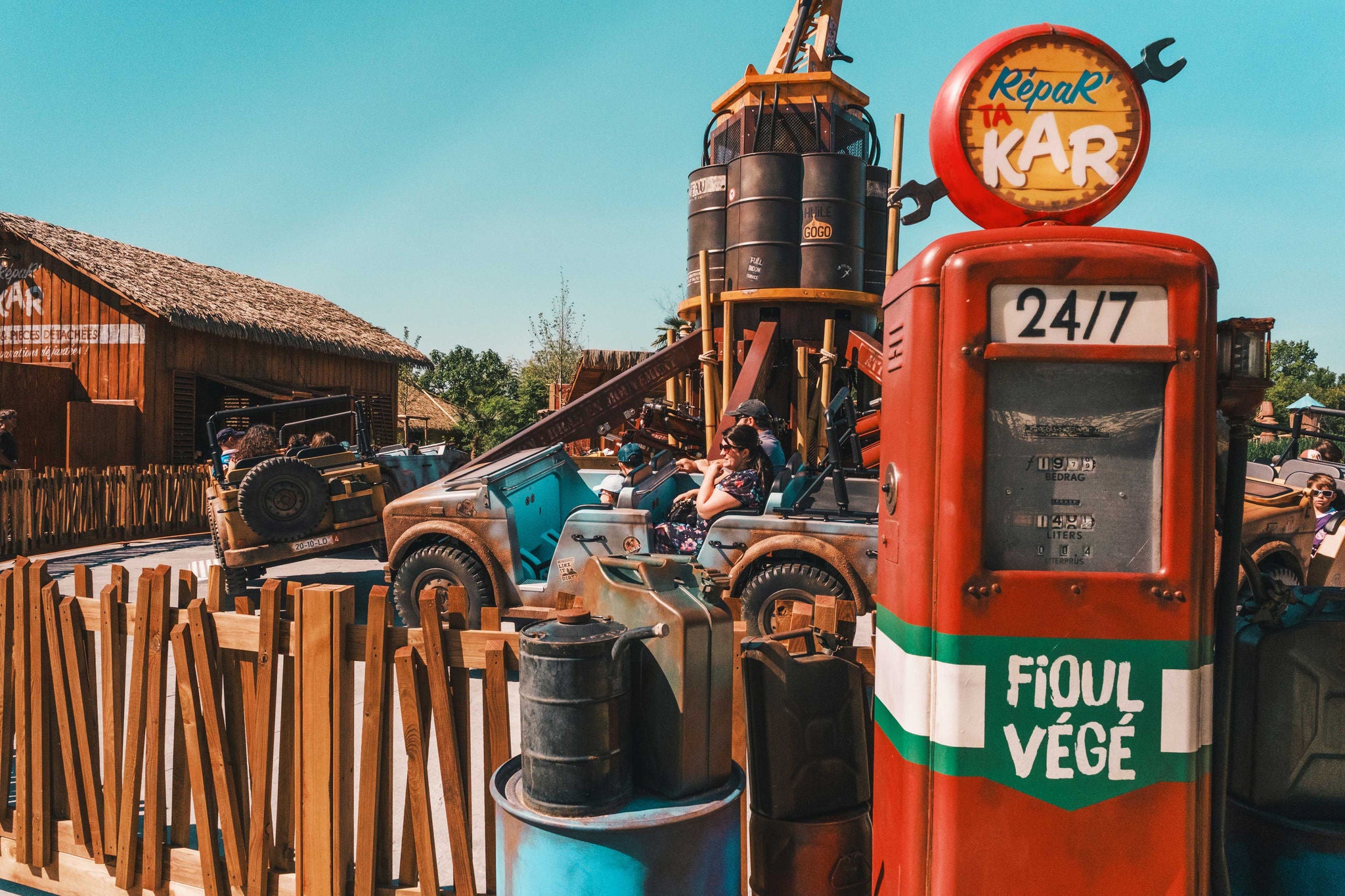 Décoration devant RépaR'Ta Kar à Walibi