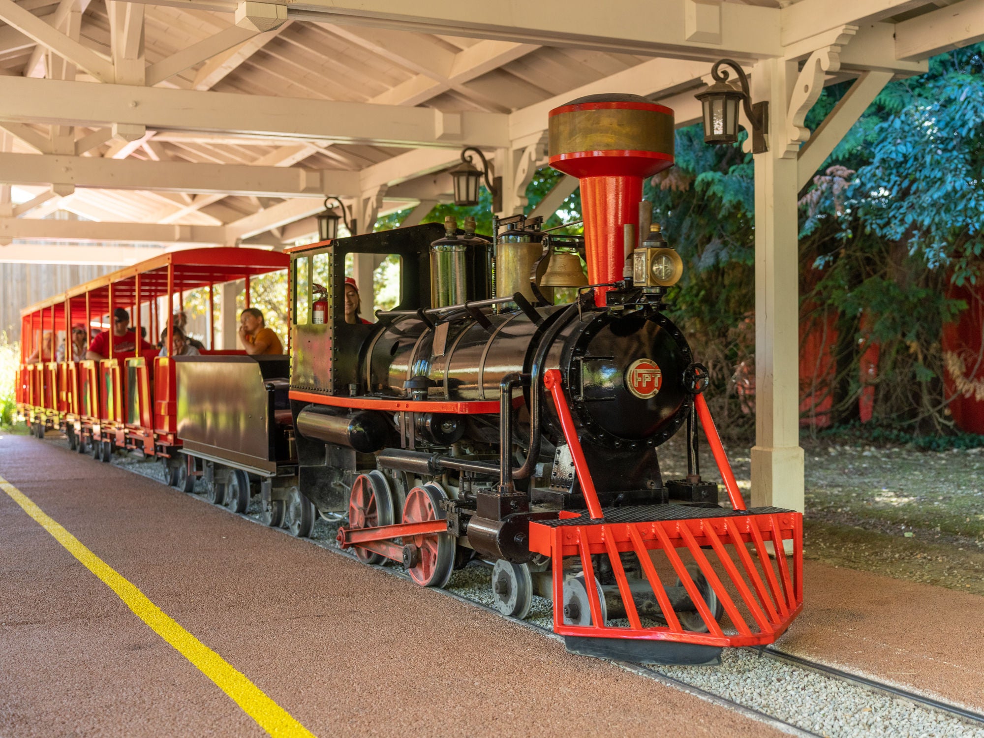 venir en petit train à Walibi Rhône-Alpes