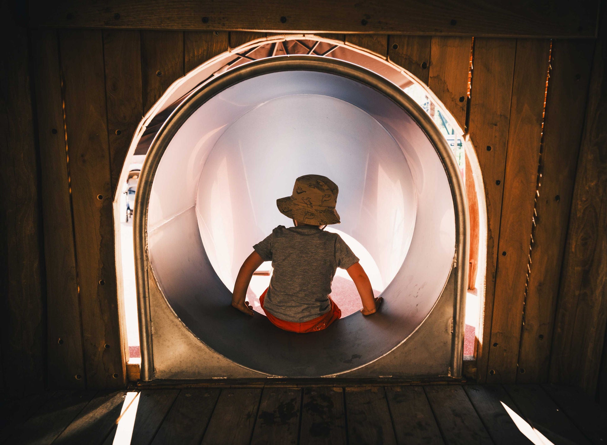 enfant qui s'amusent dans le toboggan du parcours d'aventures à Walibi
