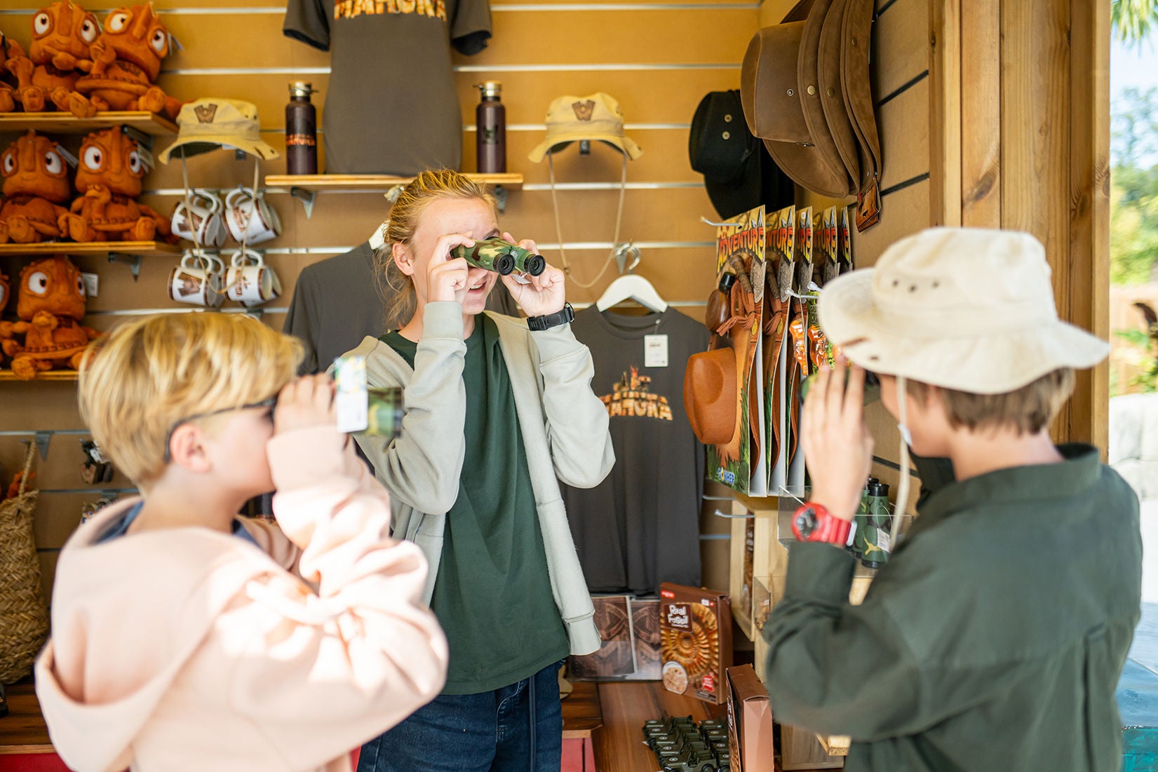 Adolescents dans la boutique de Mahuka à Walibi Rhône-Alpes