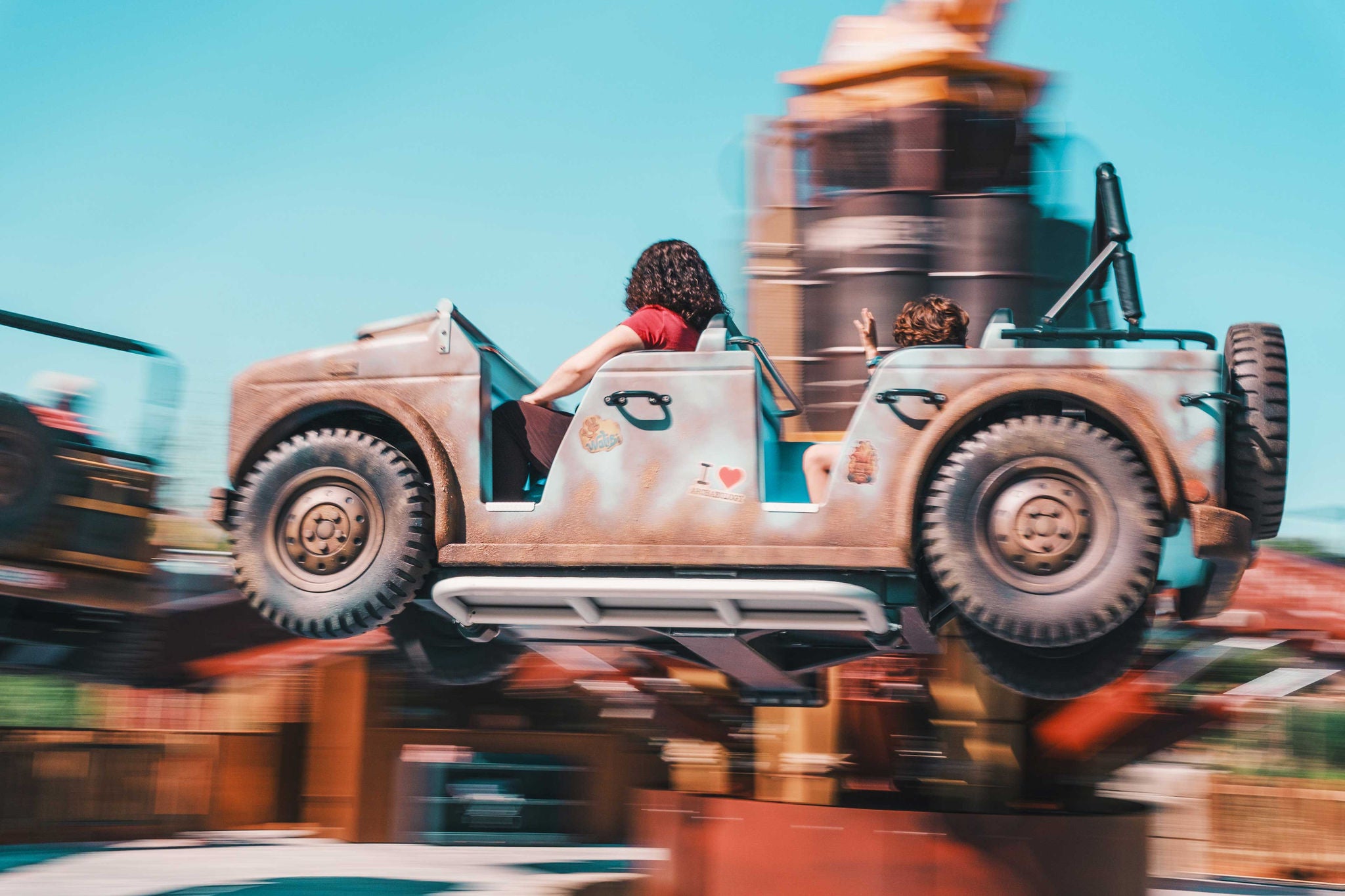 famille dans l'attraction à Walibi Rhône-Alpes RépaR'TaKar