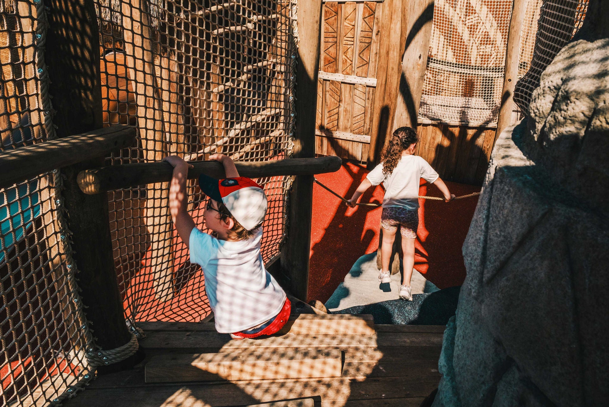 enfants qui s'amusent dans le nouveau parcours d'aventures à Walibi