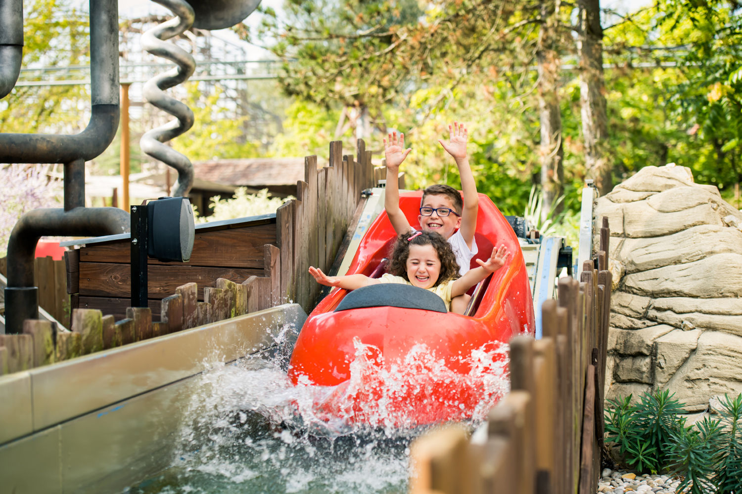 enfants heureux dans une attraction d'eau à Walibi